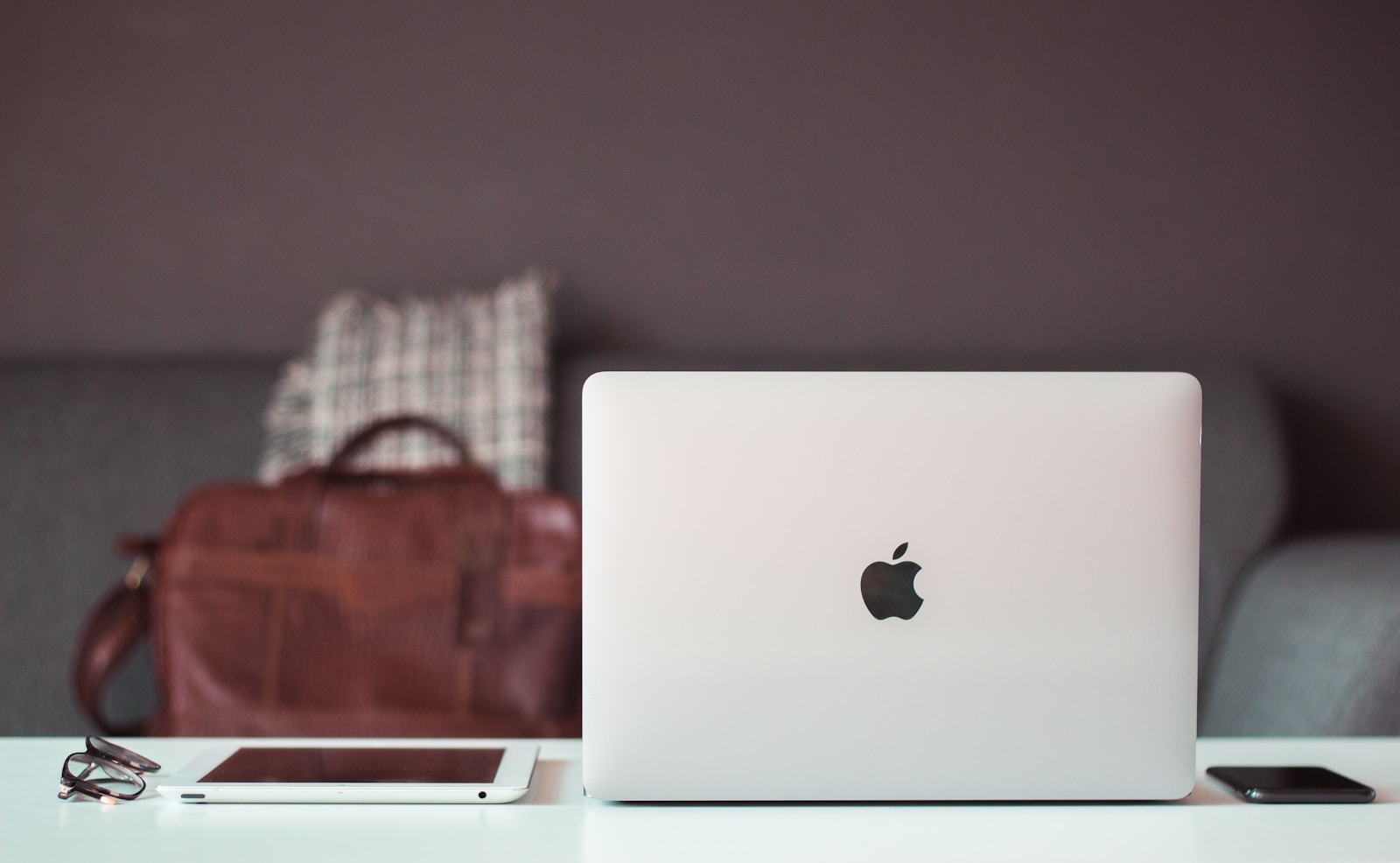 Apple Macbook Air en iPad op een bureau