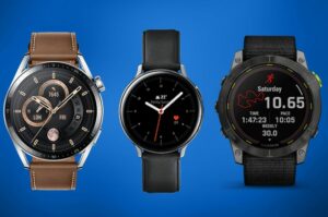 Drie smartwatches voor heren met blauwe achtergrond