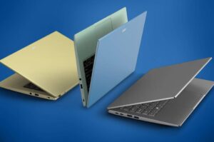 Drie laptops in de aanbieding met blauwe achtergrond.