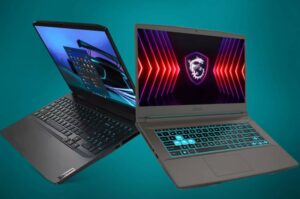 Twee goedkope gaming laptops met blauwe achtergrond.